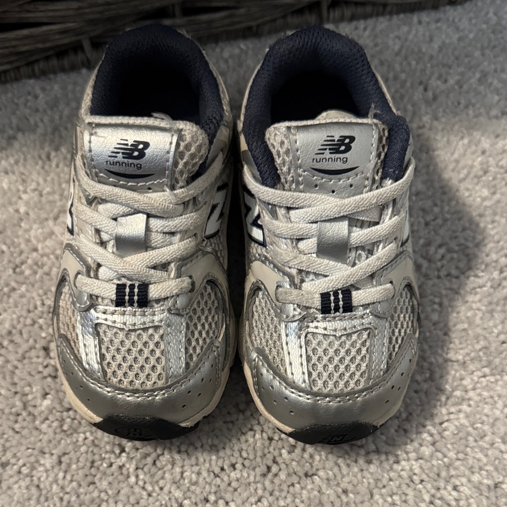 New Balance Kids Sneakers - Silver and Navy - size 6